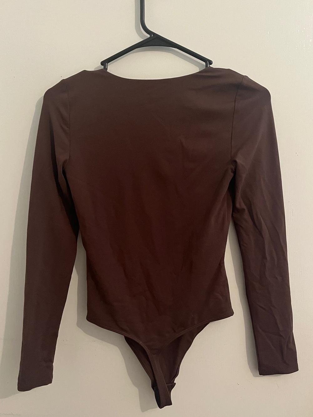 Aritzia Babaton Contour V-Neck Long Sleeve Bodysuit in Dark Brown - Picture 3 of 4